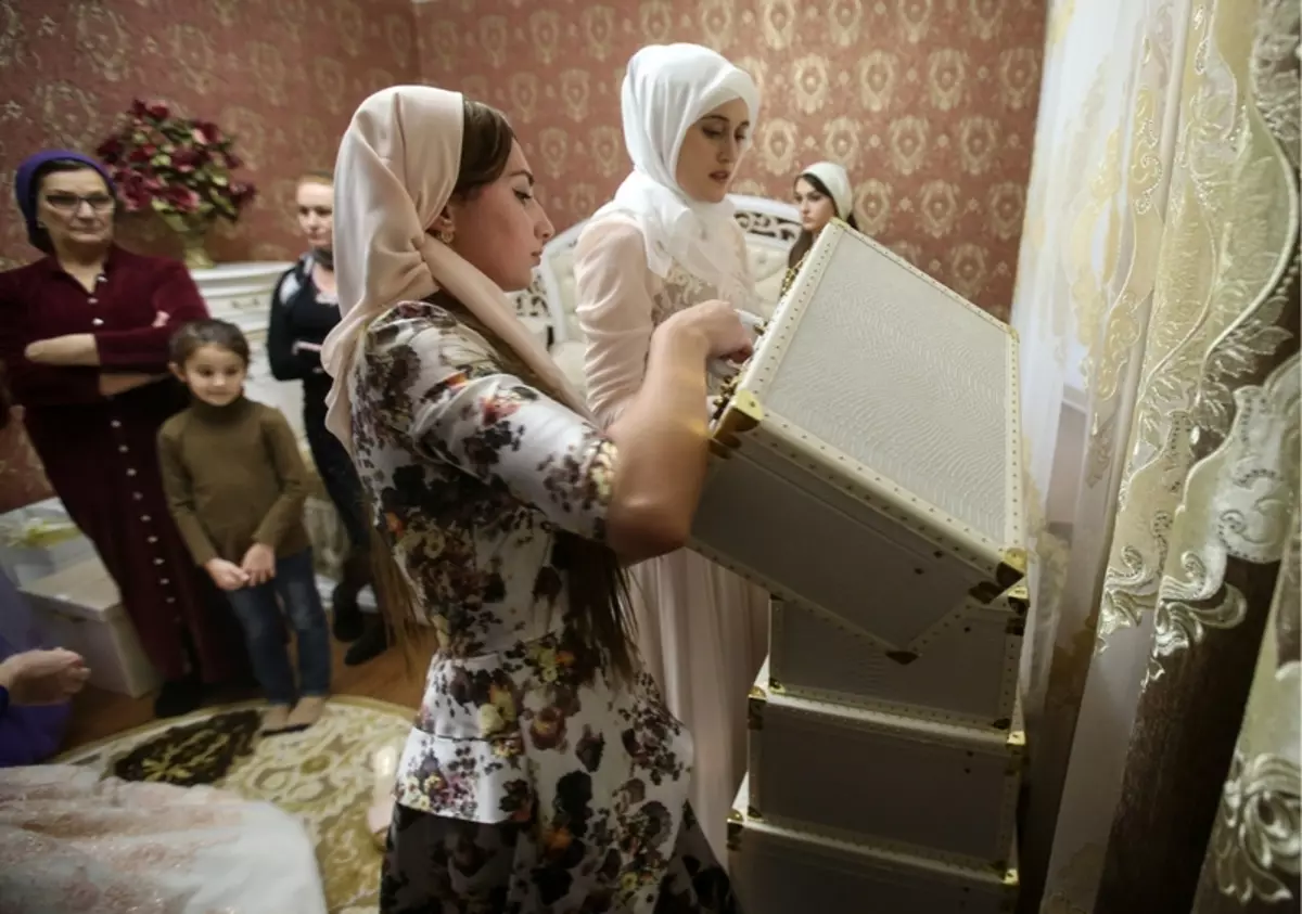 Chechen Nunta (83 fotografii): Cum este sărbătoarea de nuntă în Cecenia? Tradiții și obiceiuri ale celei mai frumoase nunți 7793_30
