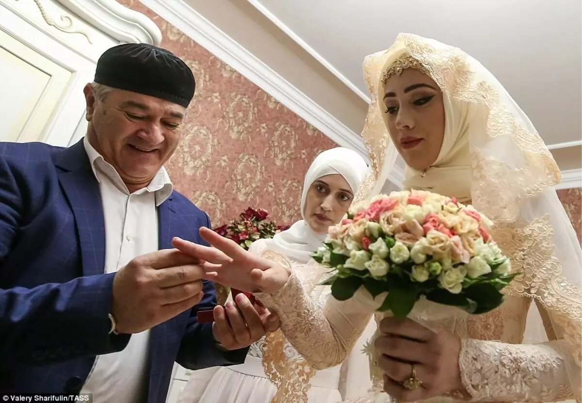 Chechen Nunta (83 fotografii): Cum este sărbătoarea de nuntă în Cecenia? Tradiții și obiceiuri ale celei mai frumoase nunți 7793_42