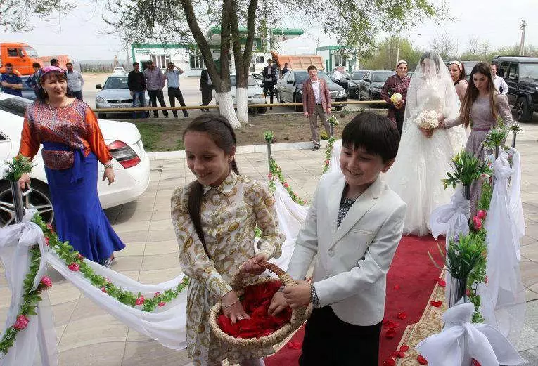 Chechen Nunta (83 fotografii): Cum este sărbătoarea de nuntă în Cecenia? Tradiții și obiceiuri ale celei mai frumoase nunți 7793_46