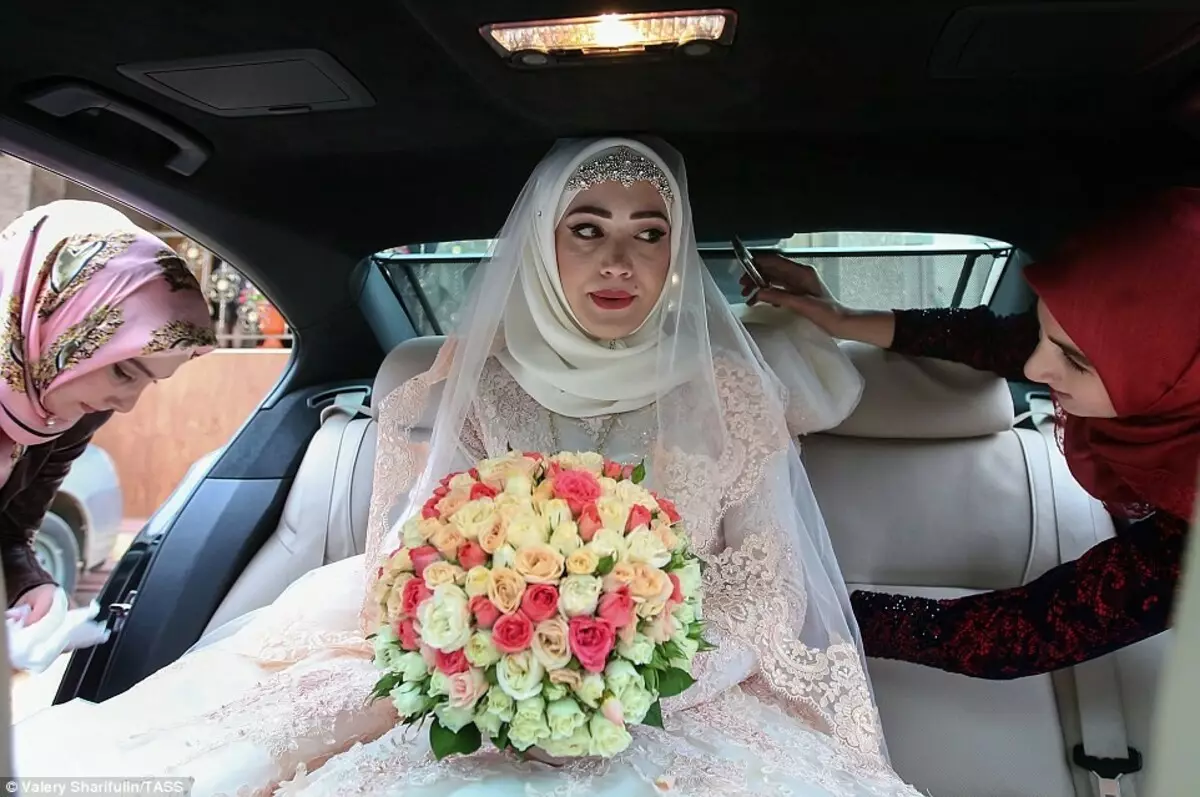 Chechen Nunta (83 fotografii): Cum este sărbătoarea de nuntă în Cecenia? Tradiții și obiceiuri ale celei mai frumoase nunți 7793_48