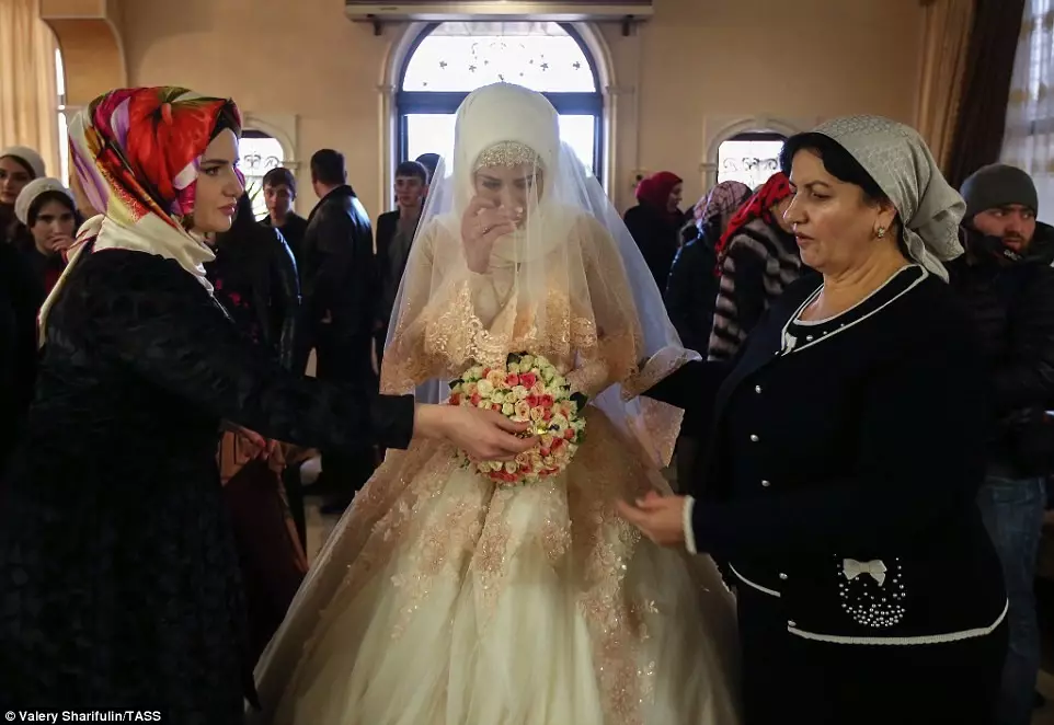 Weddinga Chechen (83 wêne): Pîrozbahiya dawetê li Chechnya çawa ye? Kevneşopî û adetên zewacê herî xweş 7793_51