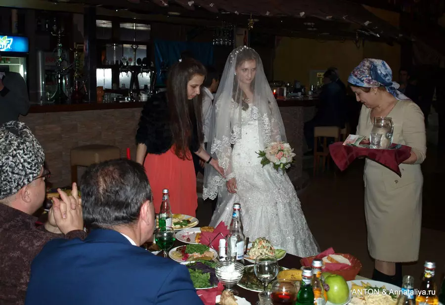 Weddinga Chechen (83 wêne): Pîrozbahiya dawetê li Chechnya çawa ye? Kevneşopî û adetên zewacê herî xweş 7793_54