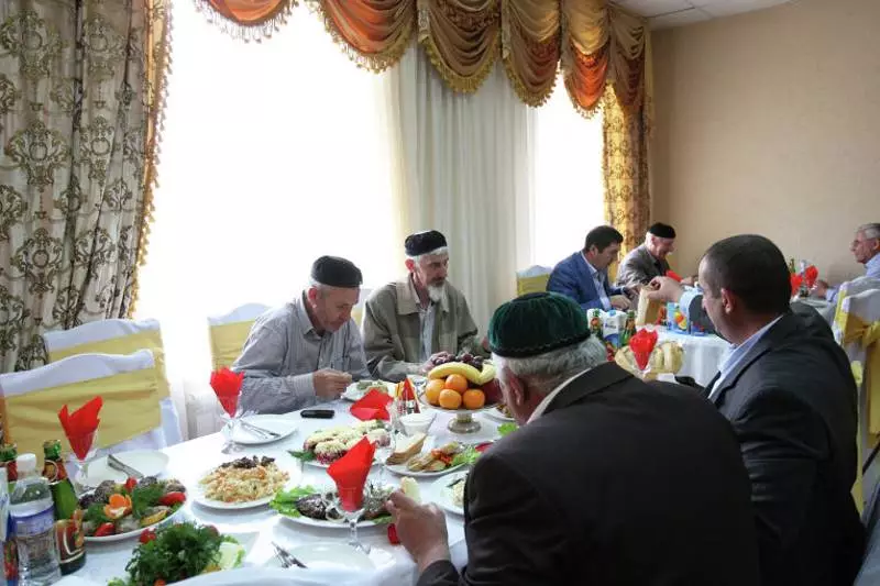 Chechen Nunta (83 fotografii): Cum este sărbătoarea de nuntă în Cecenia? Tradiții și obiceiuri ale celei mai frumoase nunți 7793_55
