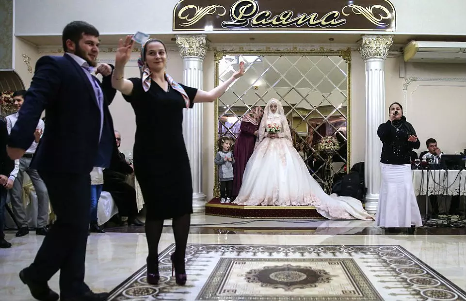 Chechen Nunta (83 fotografii): Cum este sărbătoarea de nuntă în Cecenia? Tradiții și obiceiuri ale celei mai frumoase nunți 7793_58