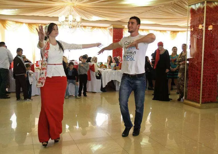 Chechen Nunta (83 fotografii): Cum este sărbătoarea de nuntă în Cecenia? Tradiții și obiceiuri ale celei mai frumoase nunți 7793_59