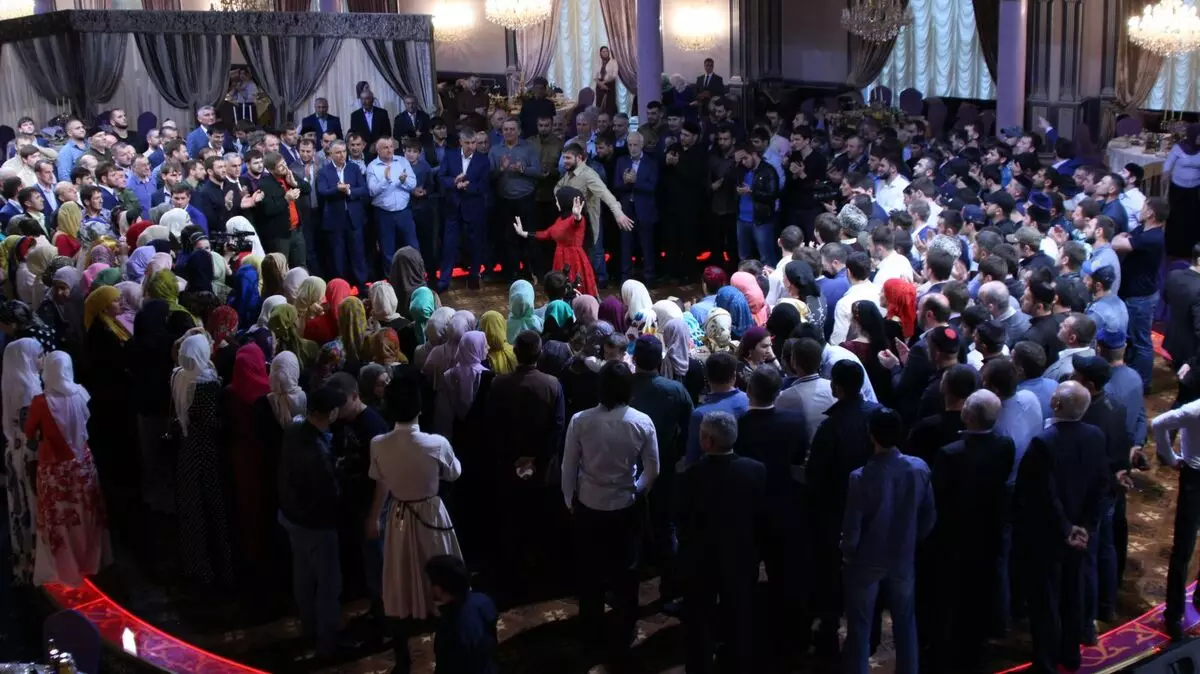 Weddinga Chechen (83 wêne): Pîrozbahiya dawetê li Chechnya çawa ye? Kevneşopî û adetên zewacê herî xweş 7793_62