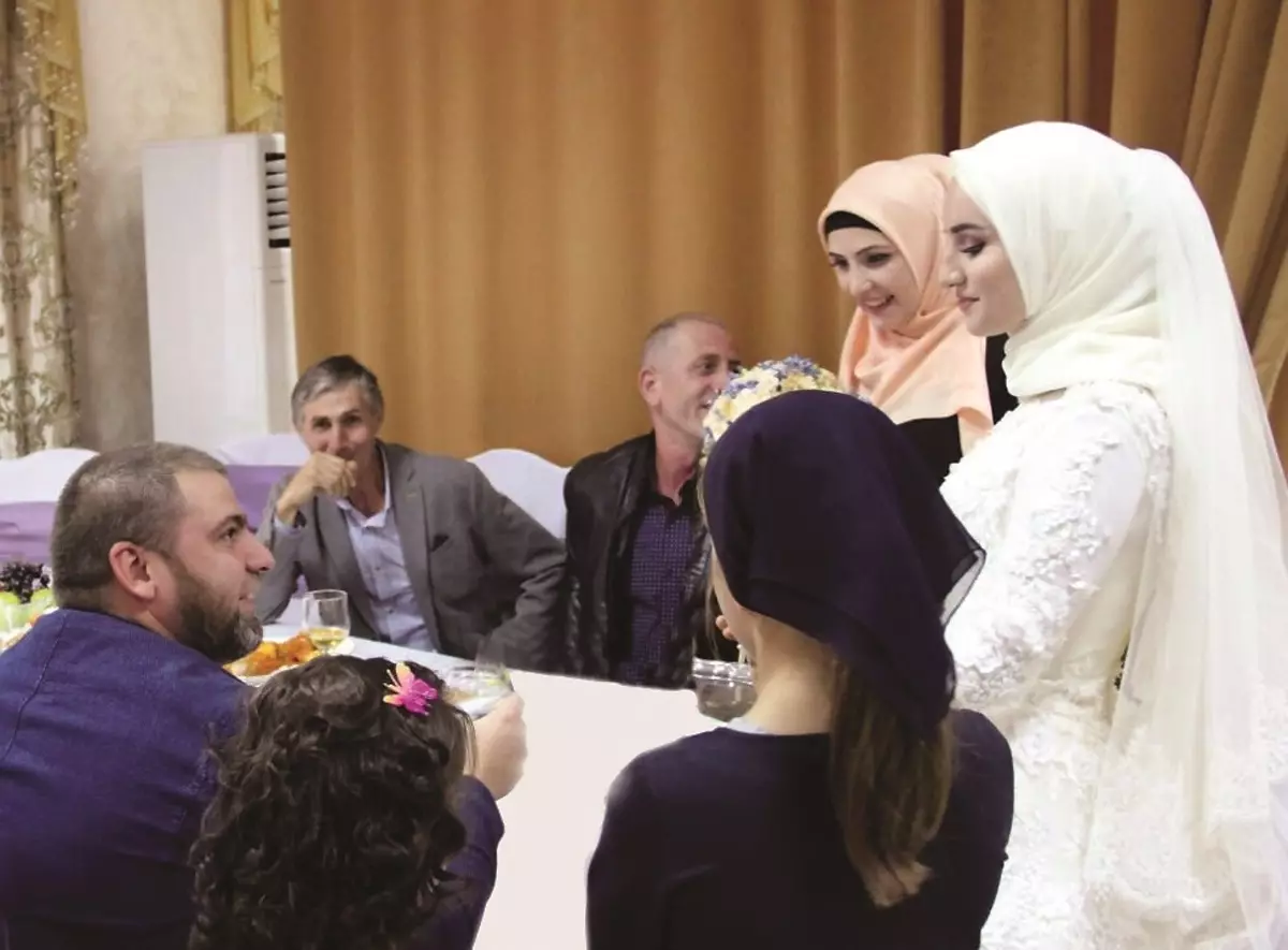 Chechen Nunta (83 fotografii): Cum este sărbătoarea de nuntă în Cecenia? Tradiții și obiceiuri ale celei mai frumoase nunți 7793_69