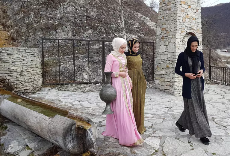 Weddinga Chechen (83 wêne): Pîrozbahiya dawetê li Chechnya çawa ye? Kevneşopî û adetên zewacê herî xweş 7793_71