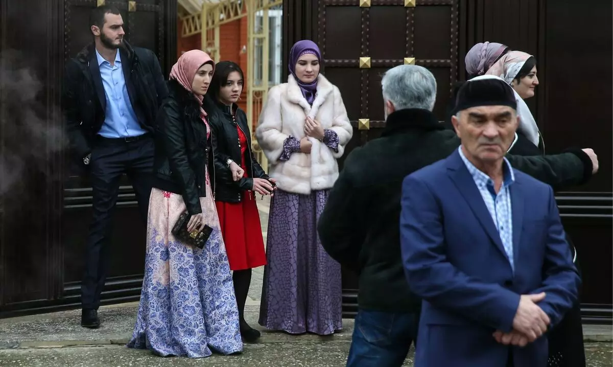 Chechen Nunta (83 fotografii): Cum este sărbătoarea de nuntă în Cecenia? Tradiții și obiceiuri ale celei mai frumoase nunți 7793_75
