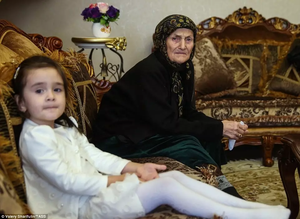 Weddinga Chechen (83 wêne): Pîrozbahiya dawetê li Chechnya çawa ye? Kevneşopî û adetên zewacê herî xweş 7793_9