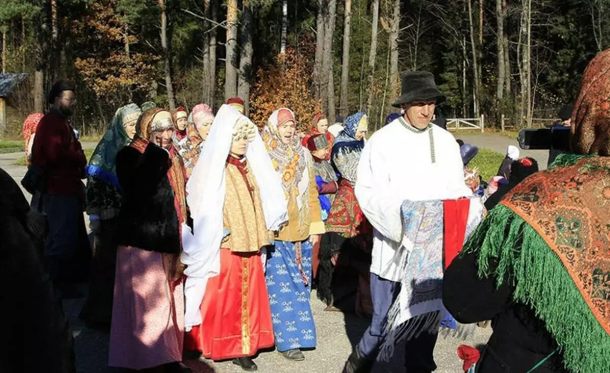 Rüstik toý: oba stilinde belleniş we däp-dessur däbi 7801_34