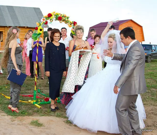 Rustik bryllup: Beskrivelse og tradition for fest i landlige stil 7801_7