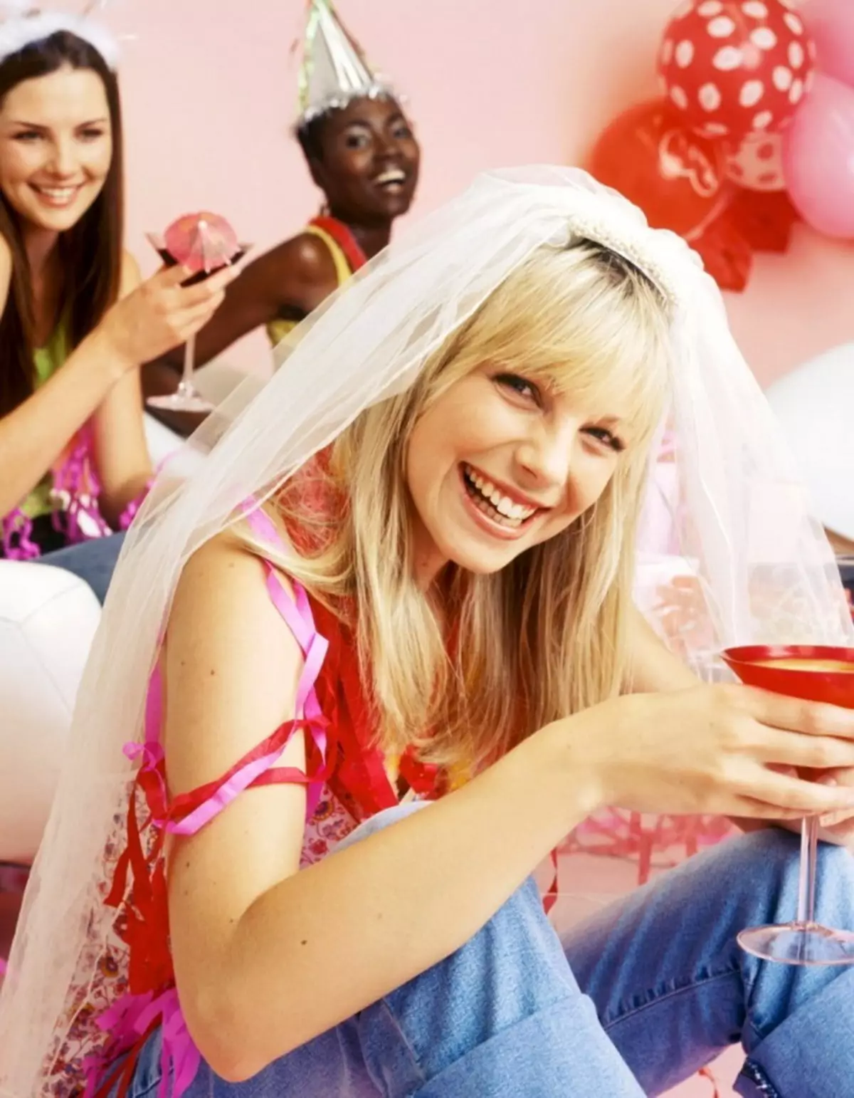أفكار للحزب العازبة قبل الزفاف: مفاجآت الأصلي للعروس من الصديقات. كيف يتم إعطاء الإنفاق الحدث وما إلى ذلك؟ 7802_26