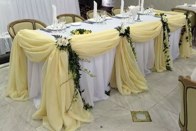 Hoe de tafel te dekken op de aflossing van de bruid thuis? 14 foto's Recepten en decoratie van huwelijksgerechten en snacks voor het buffet 7804_13