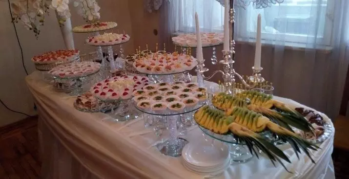 Hoe de tafel te dekken op de aflossing van de bruid thuis? 14 foto's Recepten en decoratie van huwelijksgerechten en snacks voor het buffet 7804_2