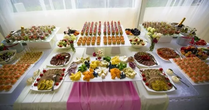 Hoe de tafel te dekken op de aflossing van de bruid thuis? 14 foto's Recepten en decoratie van huwelijksgerechten en snacks voor het buffet 7804_5