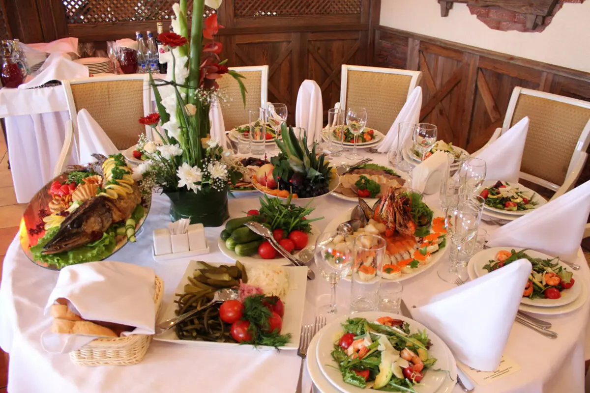 Красивый накрытый стол фото. Шикарный праздничный стол. Красиво накрытый стол. Свадебный стол с едой. Красивая сервировка стола с едой.