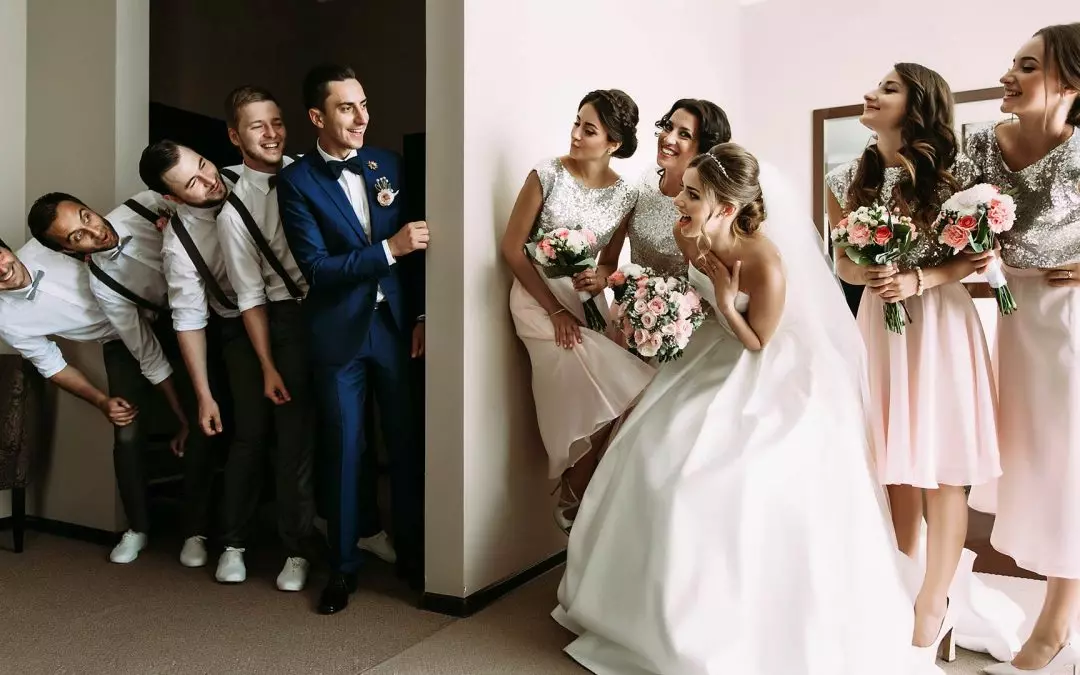 Mireasa Mireasa (20 fotografii): Cum este dimineata in fata nuntii la domiciliu? Este posibil să purtați un peignoir și cum să organizați tot ce aveți nevoie în dimineața? 7823_16