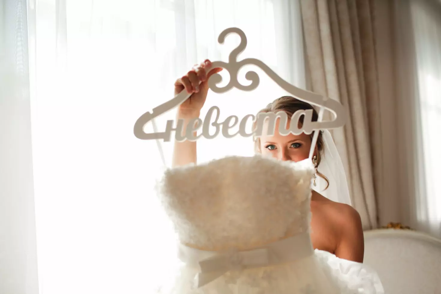 Ranní nevěsta (20 photos): Jak je ráno před svatbou doma? Je možné nosit peignoir a jak organizovat vše, co potřebujete ráno? 7823_4