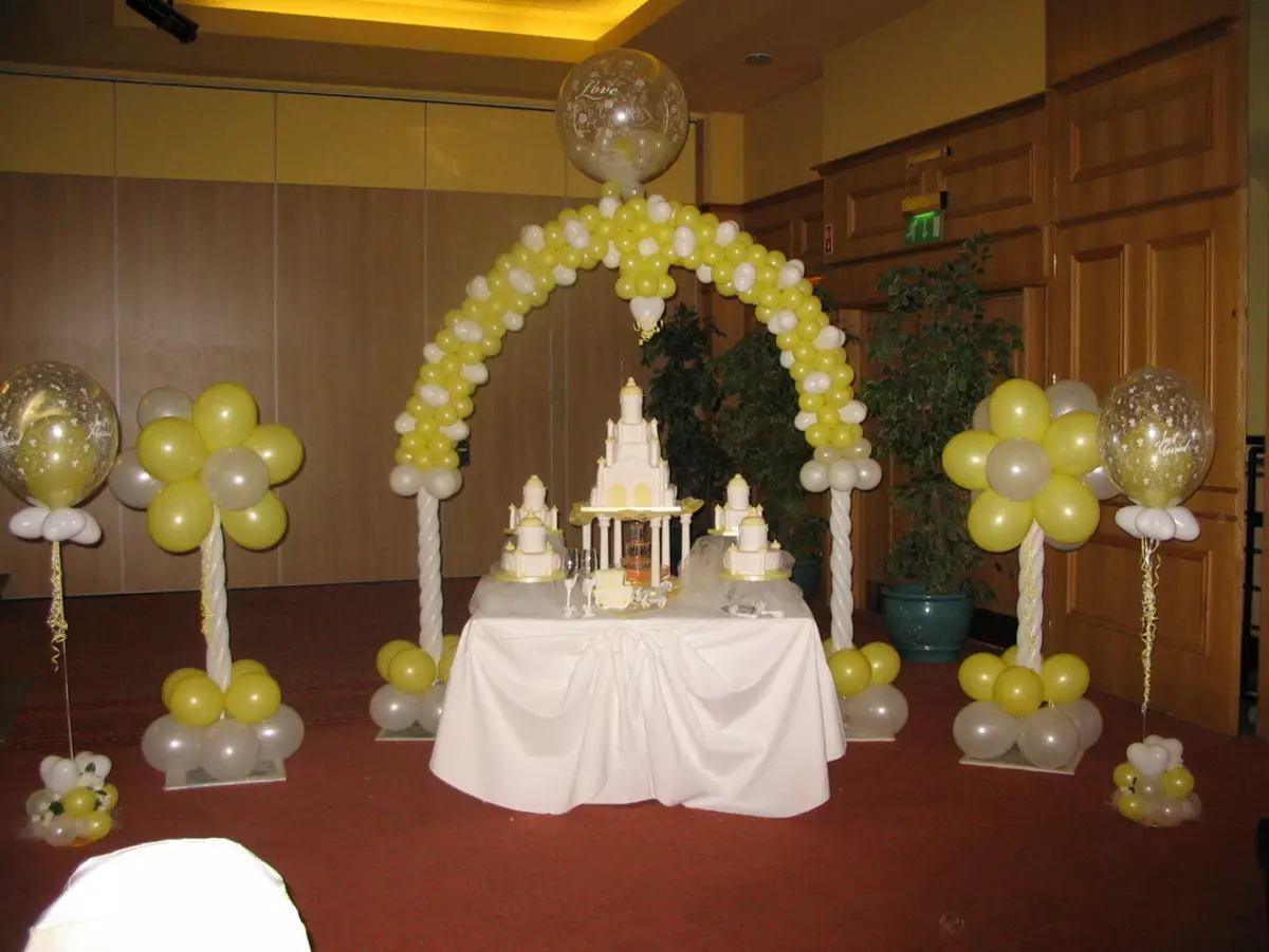 Декорација на свадбени топки (42 фотографии): Украсување големи хелиум балони свадба белведер, влез или дворот и назад позадина за photowons 7826_10