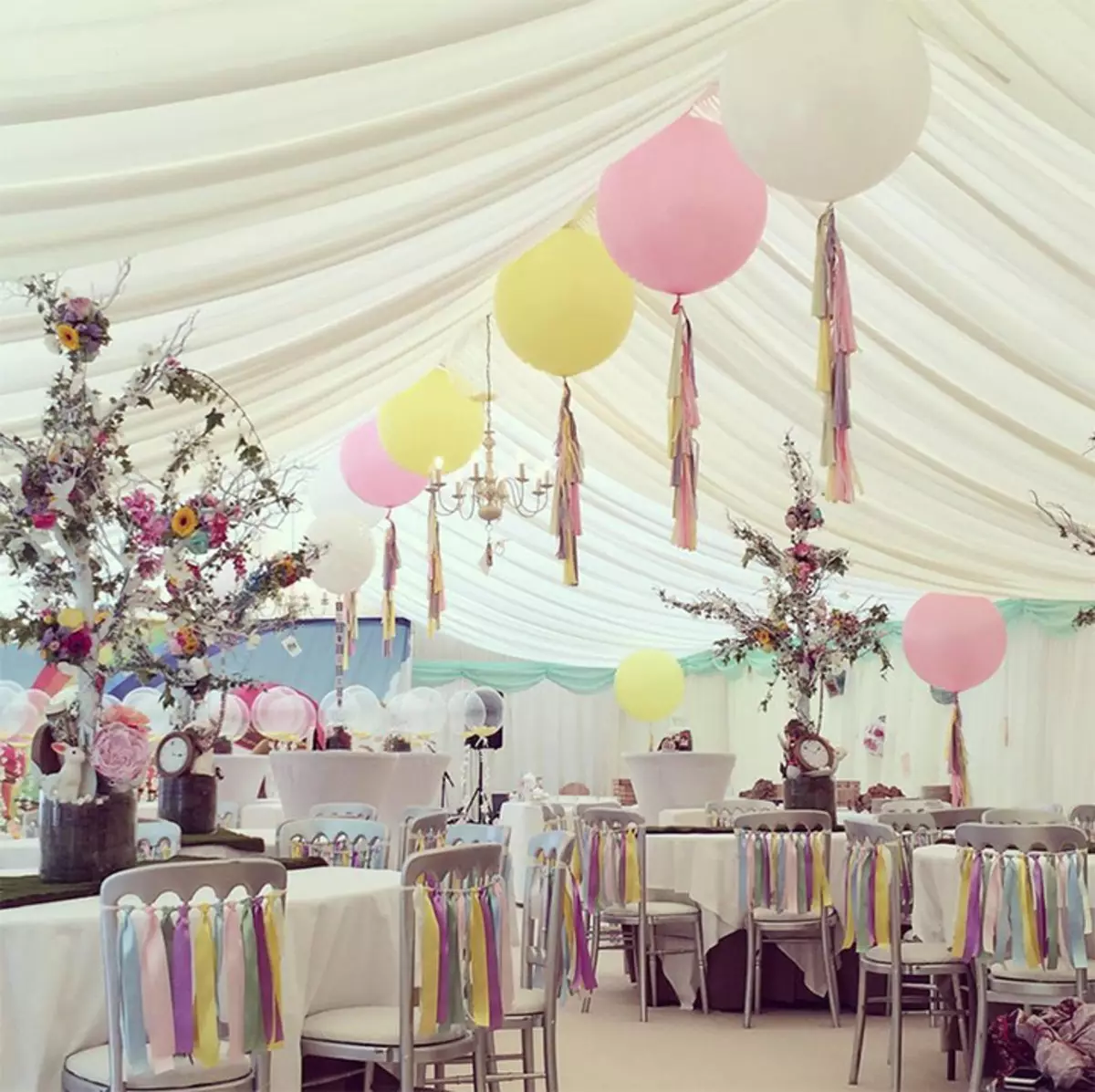 Декорација на свадбени топки (42 фотографии): Украсување големи хелиум балони свадба белведер, влез или дворот и назад позадина за photowons 7826_2