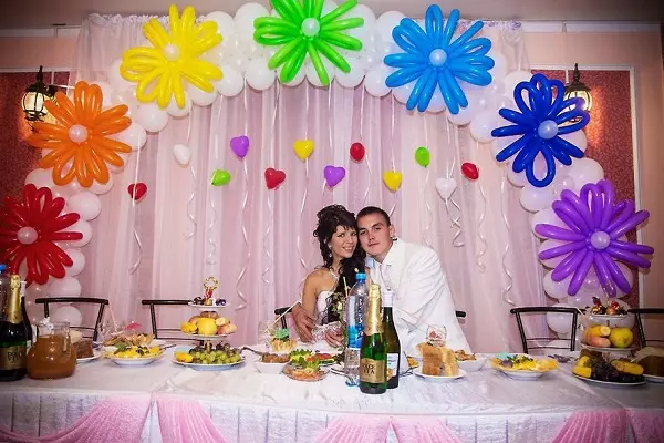 Декорација на свадбени топки (42 фотографии): Украсување големи хелиум балони свадба белведер, влез или дворот и назад позадина за photowons 7826_24