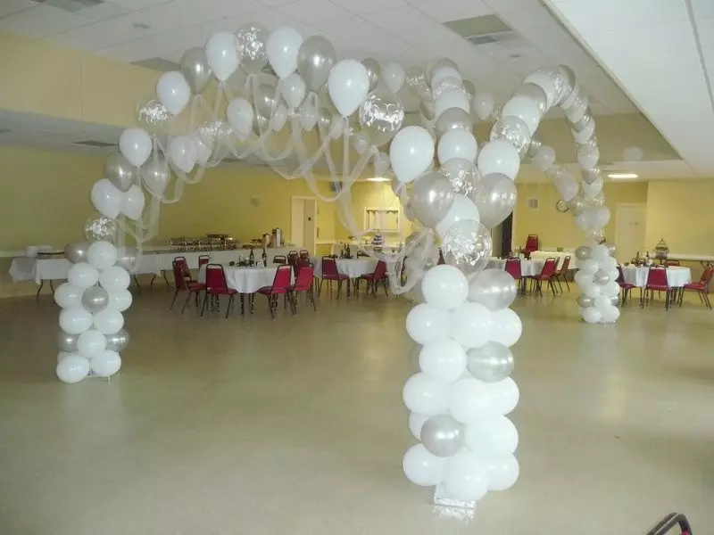 Versiering van troue balle (42 foto's): versier groot helium ballonne Wedding gazebo, ingang of binnehof en terug agtergrond vir photowons 7826_28