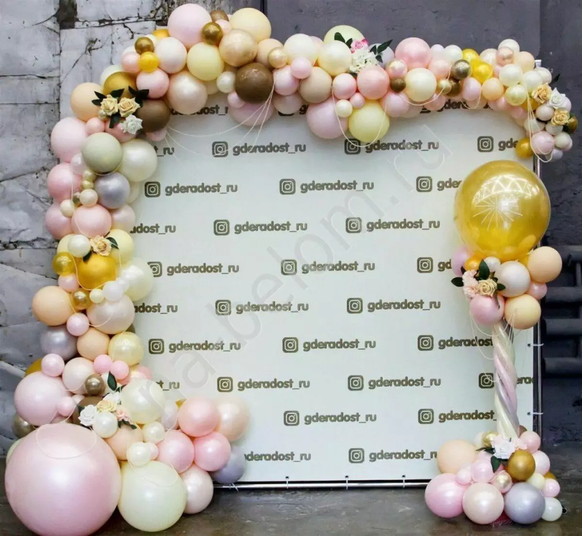 Versiering van troue balle (42 foto's): versier groot helium ballonne Wedding gazebo, ingang of binnehof en terug agtergrond vir photowons 7826_33