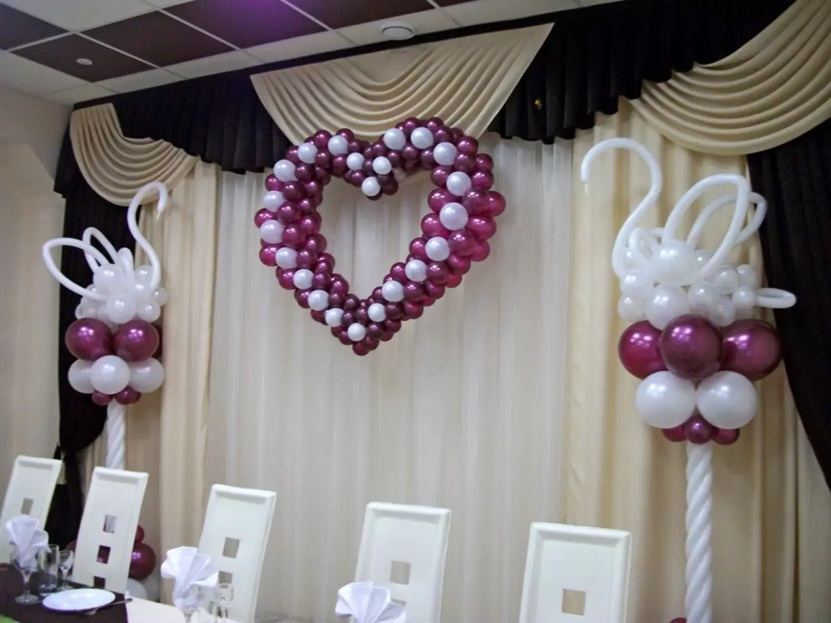 Декорација на свадбени топки (42 фотографии): Украсување големи хелиум балони свадба белведер, влез или дворот и назад позадина за photowons 7826_37