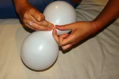 Versiering van troue balle (42 foto's): versier groot helium ballonne Wedding gazebo, ingang of binnehof en terug agtergrond vir photowons 7826_40