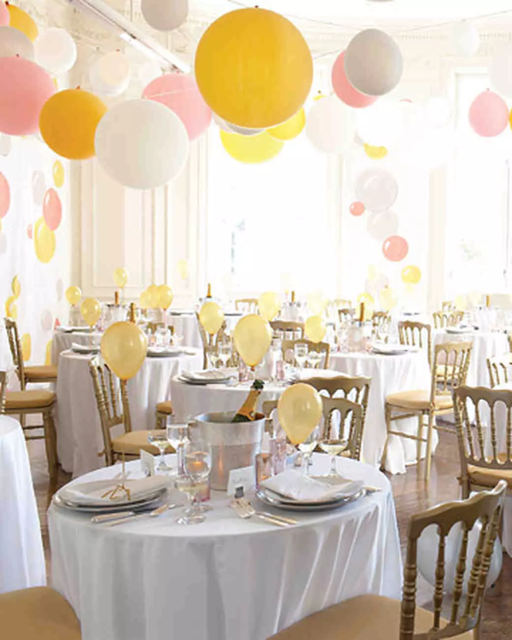 Декорација на свадбени топки (42 фотографии): Украсување големи хелиум балони свадба белведер, влез или дворот и назад позадина за photowons 7826_6