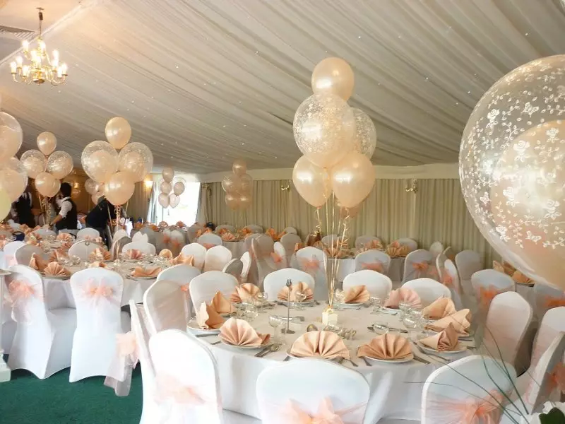 Декорација на свадбени топки (42 фотографии): Украсување големи хелиум балони свадба белведер, влез или дворот и назад позадина за photowons 7826_8