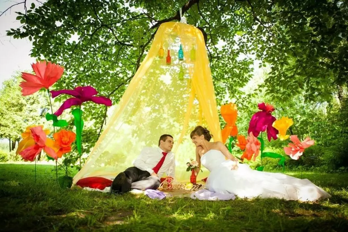 पहेंलोमा विवाह (611 फोटोहरू): निलो, बैजनी र लिलाकको साथ संयोजनमा सुन्तला रंगमा कोठाको डिजाइन गर्नुहोस्। पहेंलो रंग र चाखलाग्दो विचारहरूको मान 7835_34