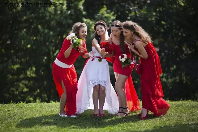 Венчање у црвеном (67 фотографиј): декорација искуством венчања у црвеним и белим и црвеним и плавим бојама, декор свећа и боца на столу младе и младожење 7839_11
