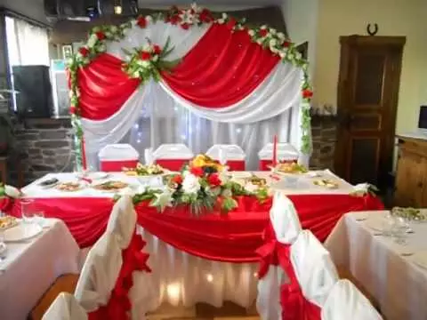 Венчање у црвеном (67 фотографиј): декорација искуством венчања у црвеним и белим и црвеним и плавим бојама, декор свећа и боца на столу младе и младожење 7839_16
