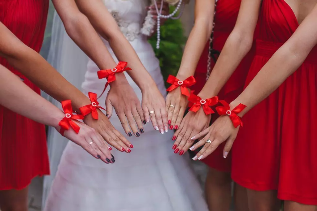 Венчање у црвеном (67 фотографиј): декорација искуством венчања у црвеним и белим и црвеним и плавим бојама, декор свећа и боца на столу младе и младожење 7839_27