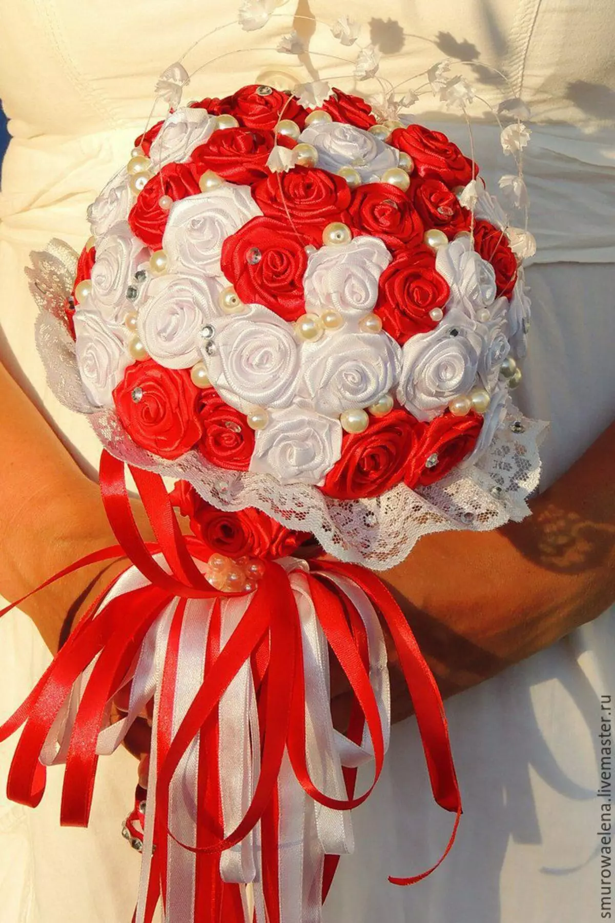 Венчање у црвеном (67 фотографиј): декорација искуством венчања у црвеним и белим и црвеним и плавим бојама, декор свећа и боца на столу младе и младожење 7839_34
