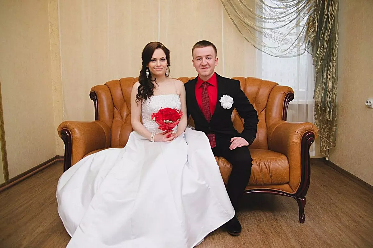 Венчање у црвеном (67 фотографиј): декорација искуством венчања у црвеним и белим и црвеним и плавим бојама, декор свећа и боца на столу младе и младожење 7839_37