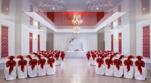 Венчање у црвеном (67 фотографиј): декорација искуством венчања у црвеним и белим и црвеним и плавим бојама, декор свећа и боца на столу младе и младожење 7839_38
