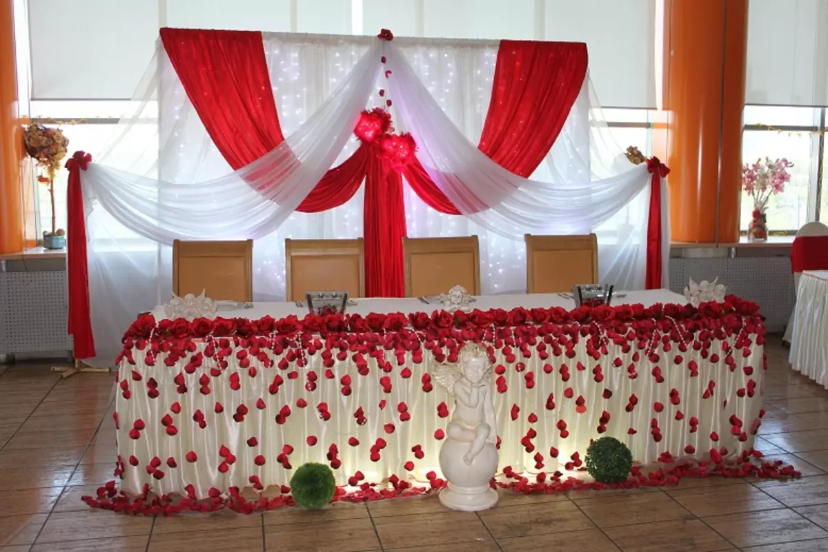 Венчање у црвеном (67 фотографиј): декорација искуством венчања у црвеним и белим и црвеним и плавим бојама, декор свећа и боца на столу младе и младожење 7839_39