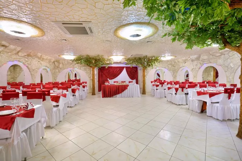 Венчање у црвеном (67 фотографиј): декорација искуством венчања у црвеним и белим и црвеним и плавим бојама, декор свећа и боца на столу младе и младожење 7839_40
