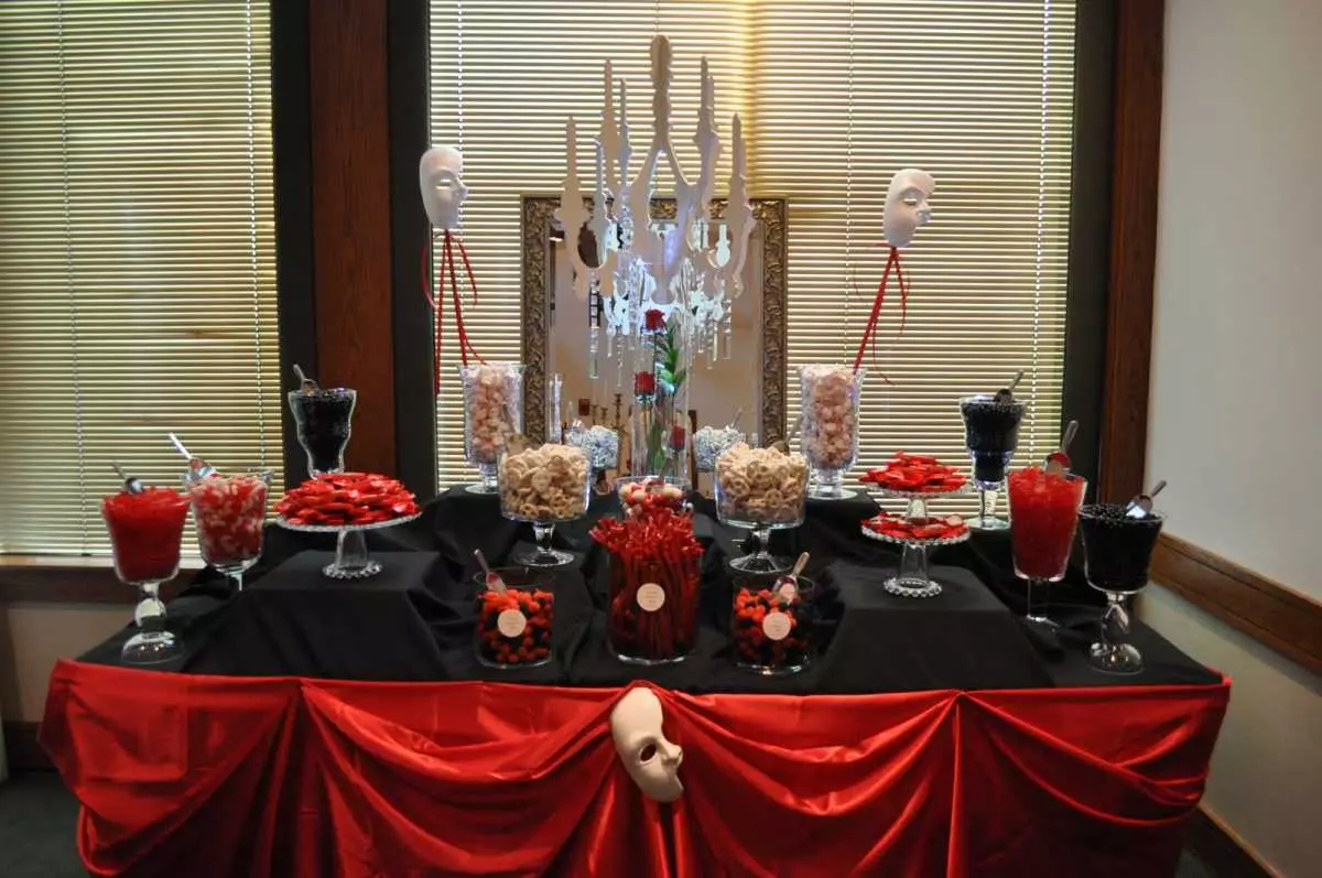 빨간색 (67 사진) : 빨간색과 흰색과 빨간색과 파란색 색상의 결혼식 배경의 장식, 촛불의 장식 신부와 신랑의 테이블에 병 7839_42