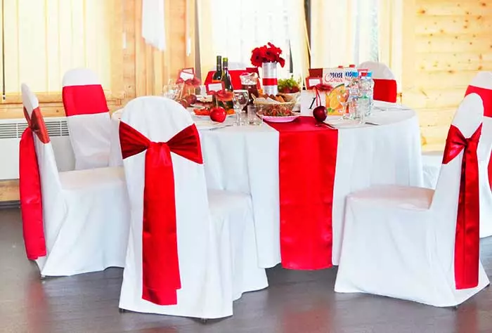 빨간색 (67 사진) : 빨간색과 흰색과 빨간색과 파란색 색상의 결혼식 배경의 장식, 촛불의 장식 신부와 신랑의 테이블에 병 7839_45