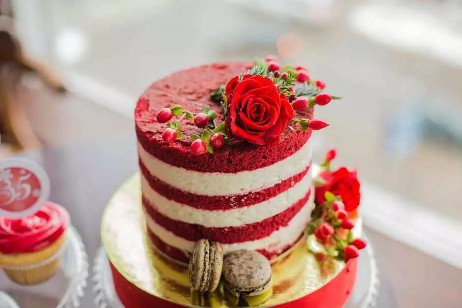 빨간색 (67 사진) : 빨간색과 흰색과 빨간색과 파란색 색상의 결혼식 배경의 장식, 촛불의 장식 신부와 신랑의 테이블에 병 7839_51