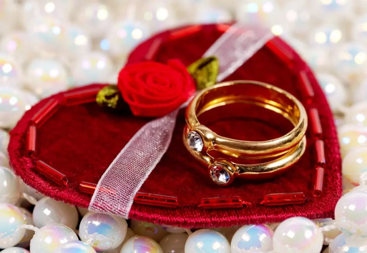 빨간색 (67 사진) : 빨간색과 흰색과 빨간색과 파란색 색상의 결혼식 배경의 장식, 촛불의 장식 신부와 신랑의 테이블에 병 7839_59