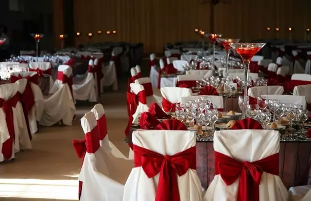 빨간색 (67 사진) : 빨간색과 흰색과 빨간색과 파란색 색상의 결혼식 배경의 장식, 촛불의 장식 신부와 신랑의 테이블에 병 7839_6