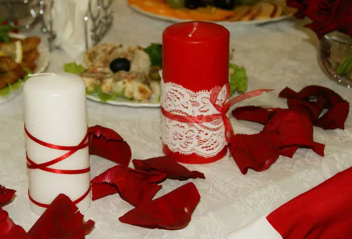 Венчање у црвеном (67 фотографиј): декорација искуством венчања у црвеним и белим и црвеним и плавим бојама, декор свећа и боца на столу младе и младожење 7839_63