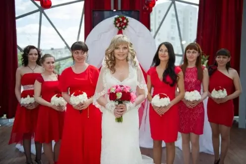 Венчање у црвеном (67 фотографиј): декорација искуством венчања у црвеним и белим и црвеним и плавим бојама, декор свећа и боца на столу младе и младожење 7839_65