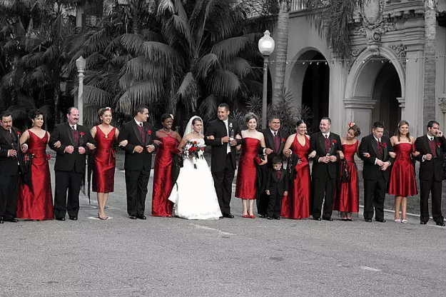 Венчање у црвеном (67 фотографиј): декорација искуством венчања у црвеним и белим и црвеним и плавим бојама, декор свећа и боца на столу младе и младожење 7839_66