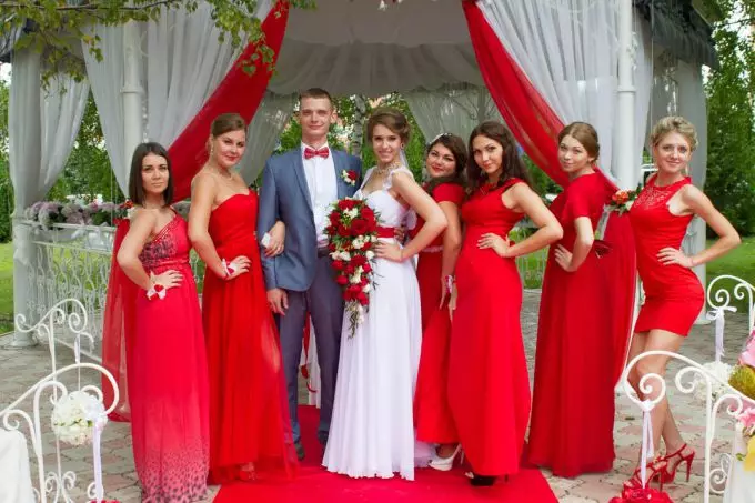 Венчање у црвеном (67 фотографиј): декорација искуством венчања у црвеним и белим и црвеним и плавим бојама, декор свећа и боца на столу младе и младожење 7839_7